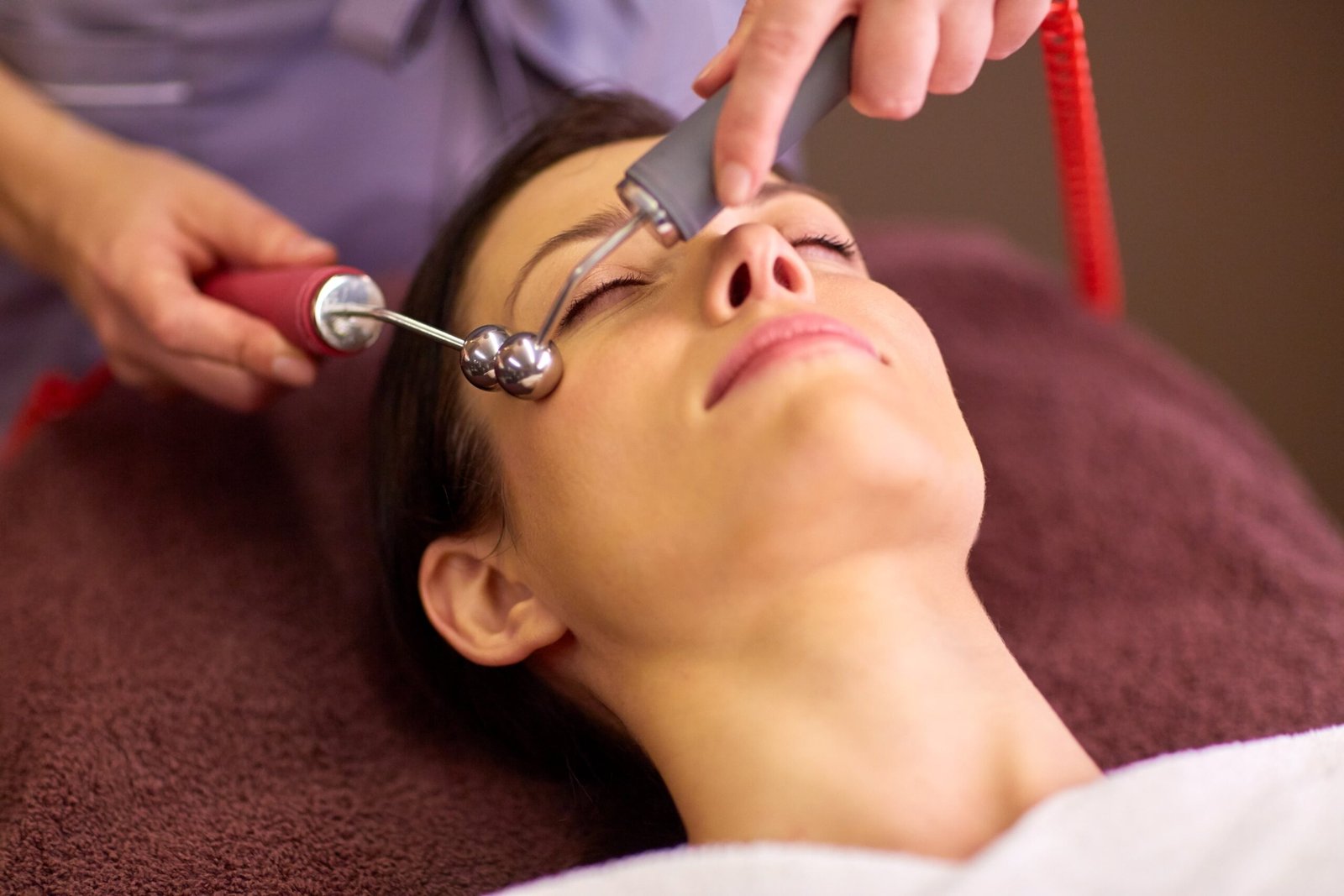 woman-having-hydradermie-facial-treatment-in-spa-2023-11-27-05-03-04-utc-min