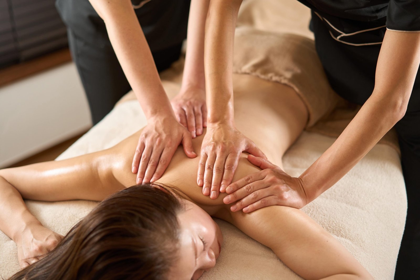 woman-receiving-shoulder-massage-at-beauty-salon-2023-11-27-05-10-58-utc-min